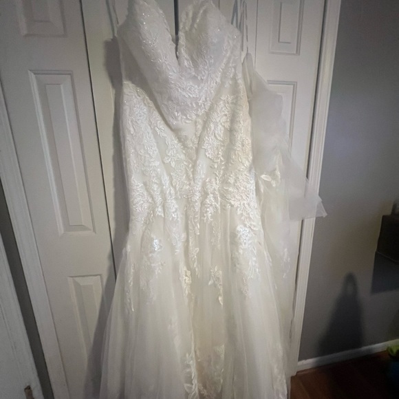 Ivory wedding gown with train - Picture 3 of 13